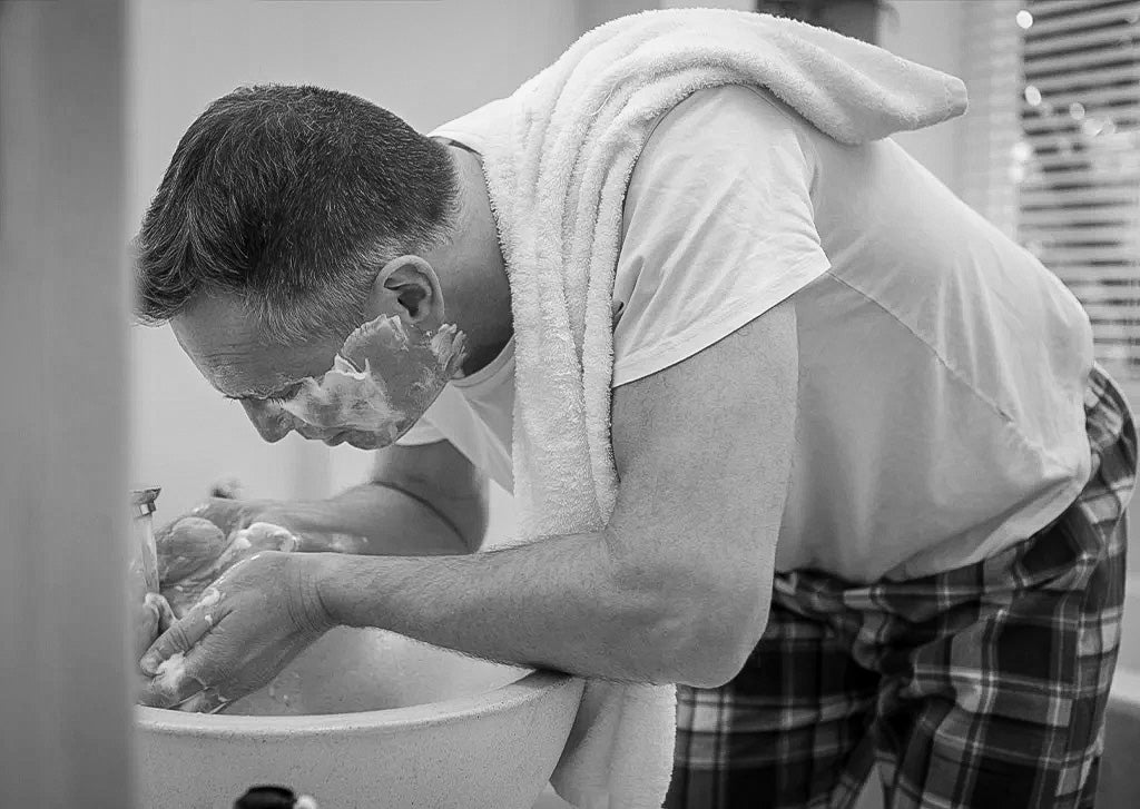 Bild eines Mannes der sich rasiert