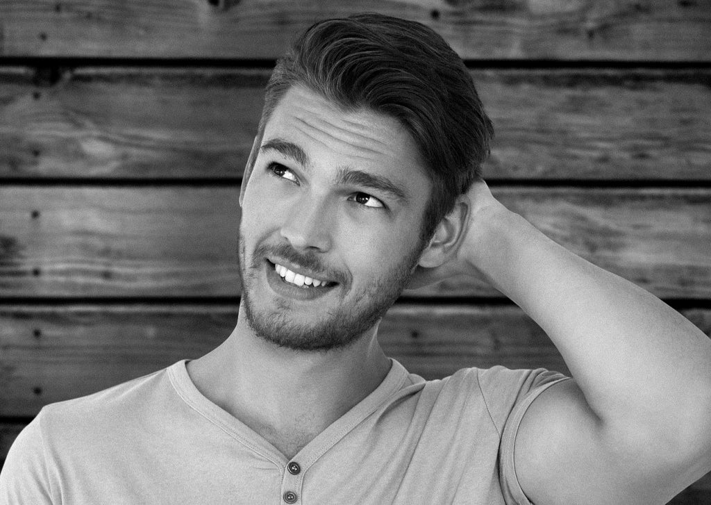 Bild von einem jungen Mann mit einer schönen Frisur zum Blogartikel über Haarpomaden