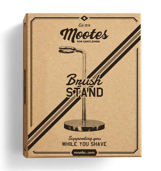 Mootes Rasierpinsel Ständer aus verchromtem Metall mit rundem Sockel und U-förmiger Ablage, verpackt in Retro-Design Karton.