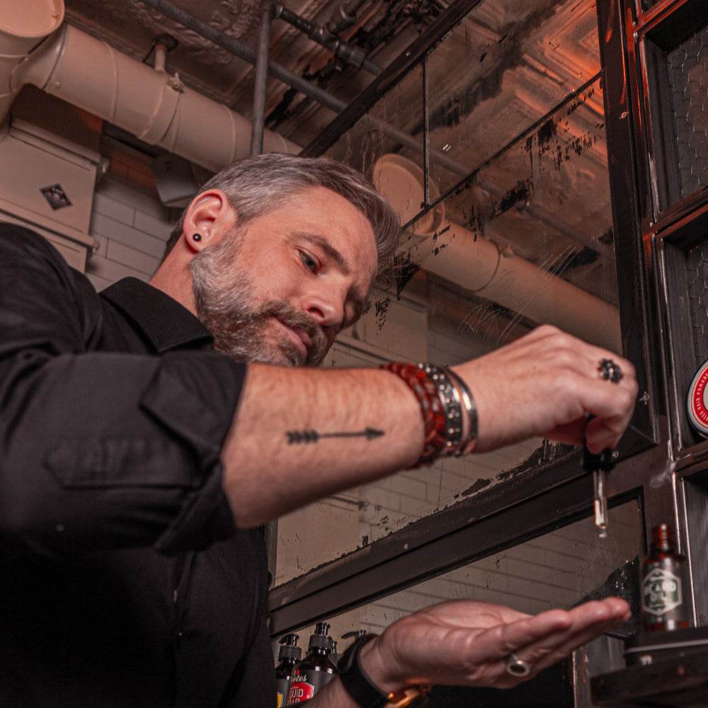 Mann trägt Knight Rider - Mootes Bartöl auf den Bart auf, natürliche Bartpflege für geschmeidiges Barthaar und gesunde Haut.