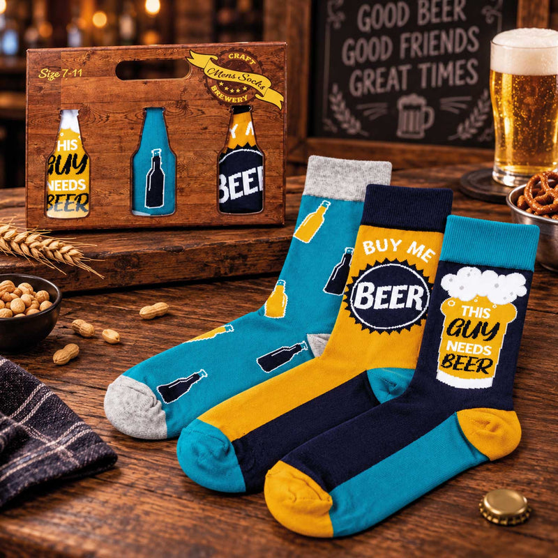 Biersocken-Geschenkset auf rustikaler Theke mit Bierglas