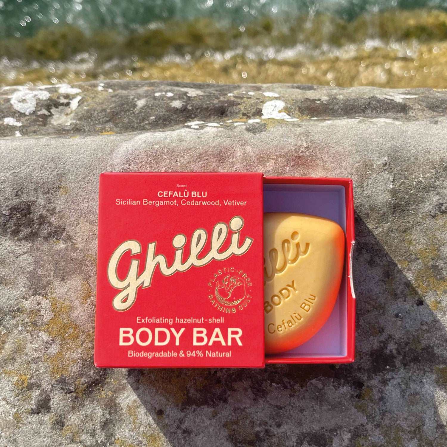 Body Bar Cefalù Blu von Ghilli mit Peeling-Effekt aus Haselnussschalen und Duft nach sizilianischer Bergamotte, Zedernholz und Vetiver.