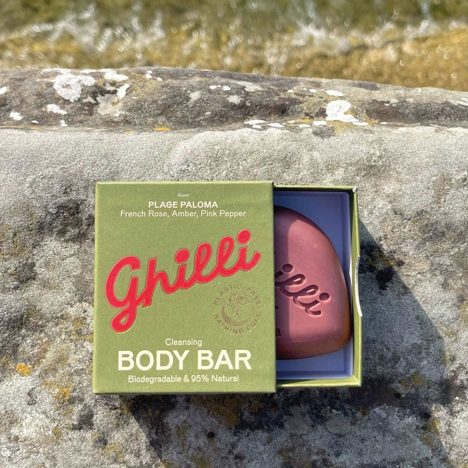 Ghilli Body Bar Plage Paloma mit französischer Rose, Amber und rosa Pfeffer in nachhaltiger Verpackung auf Naturstein