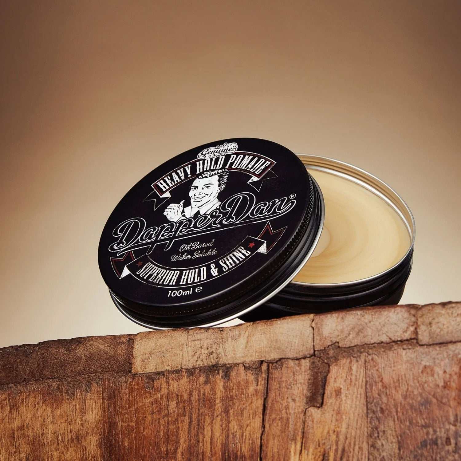 Dapper Dan Pomade Superior Hold & Shine ölbasierte Pomade mit starkem Halt und Glanz, wasserlöslich und petrolatumfrei, 100ml Dose geöffnet.