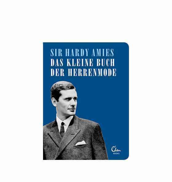Buchcover von "Das kleine Buch der Herrenmode" mit Porträt von Hardy Amies auf blauem Hintergrund, Modeklassiker für stilbewusste Männer.