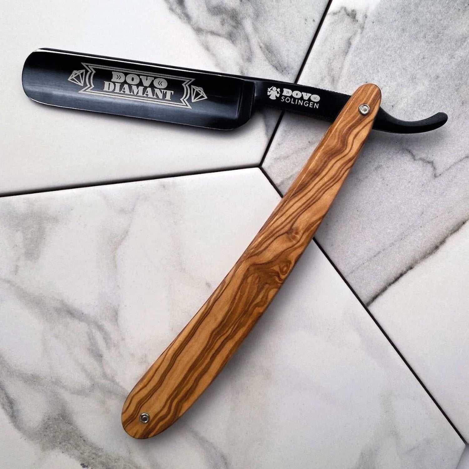 Dovo Rasiermesser Diamant 5/8 Zoll mit rundem Kopf und Olivenholzgriff aus hochwertigem Kohlenstoffstahl für präzise und elegante Rasur.