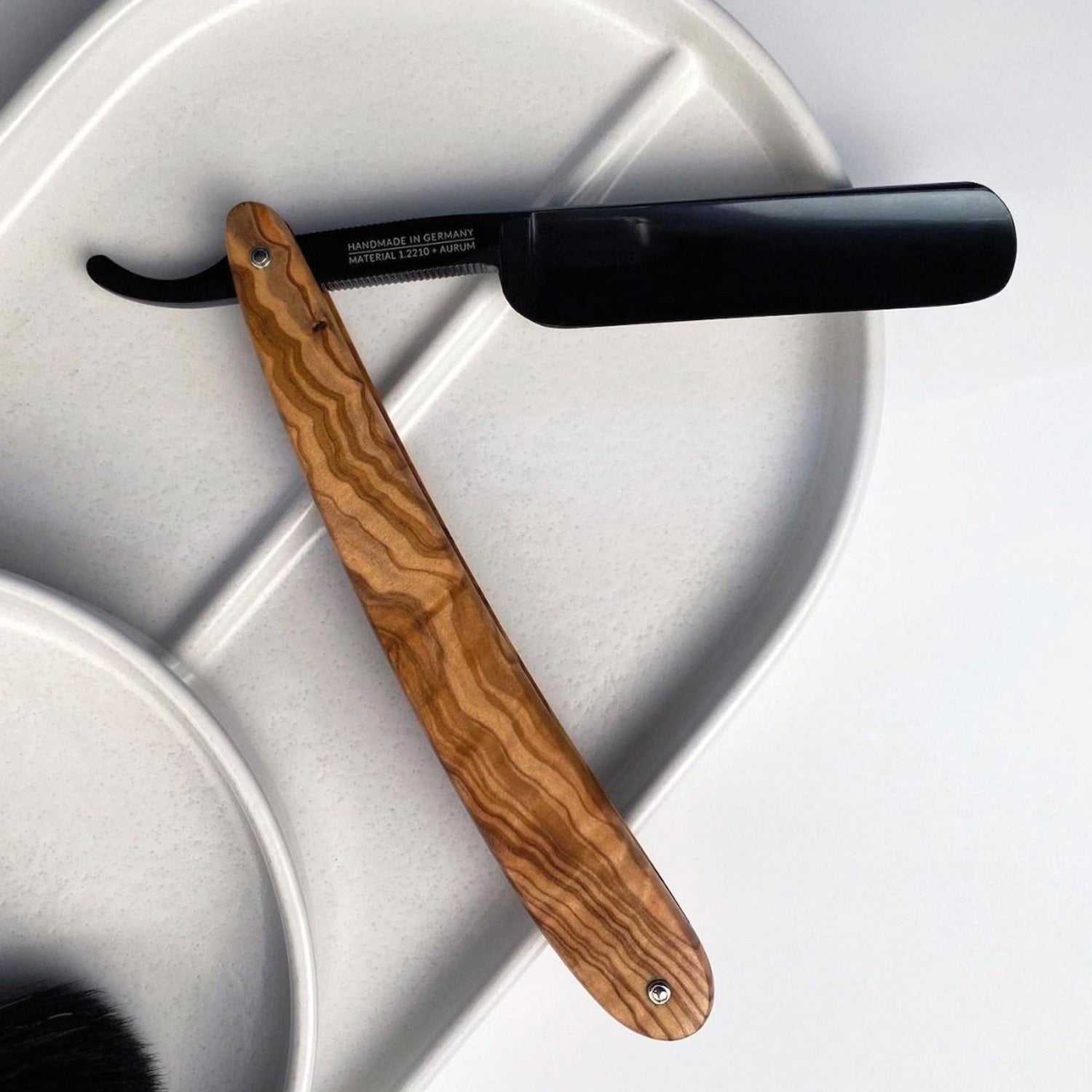 Dovo Rasiermesser Diamant mit Olivenholzgriff und 5/8" Klingenbreite, handgefertigt aus hochwertigem Kohlenstoffstahl, Rundkopf für präzise Rasur.