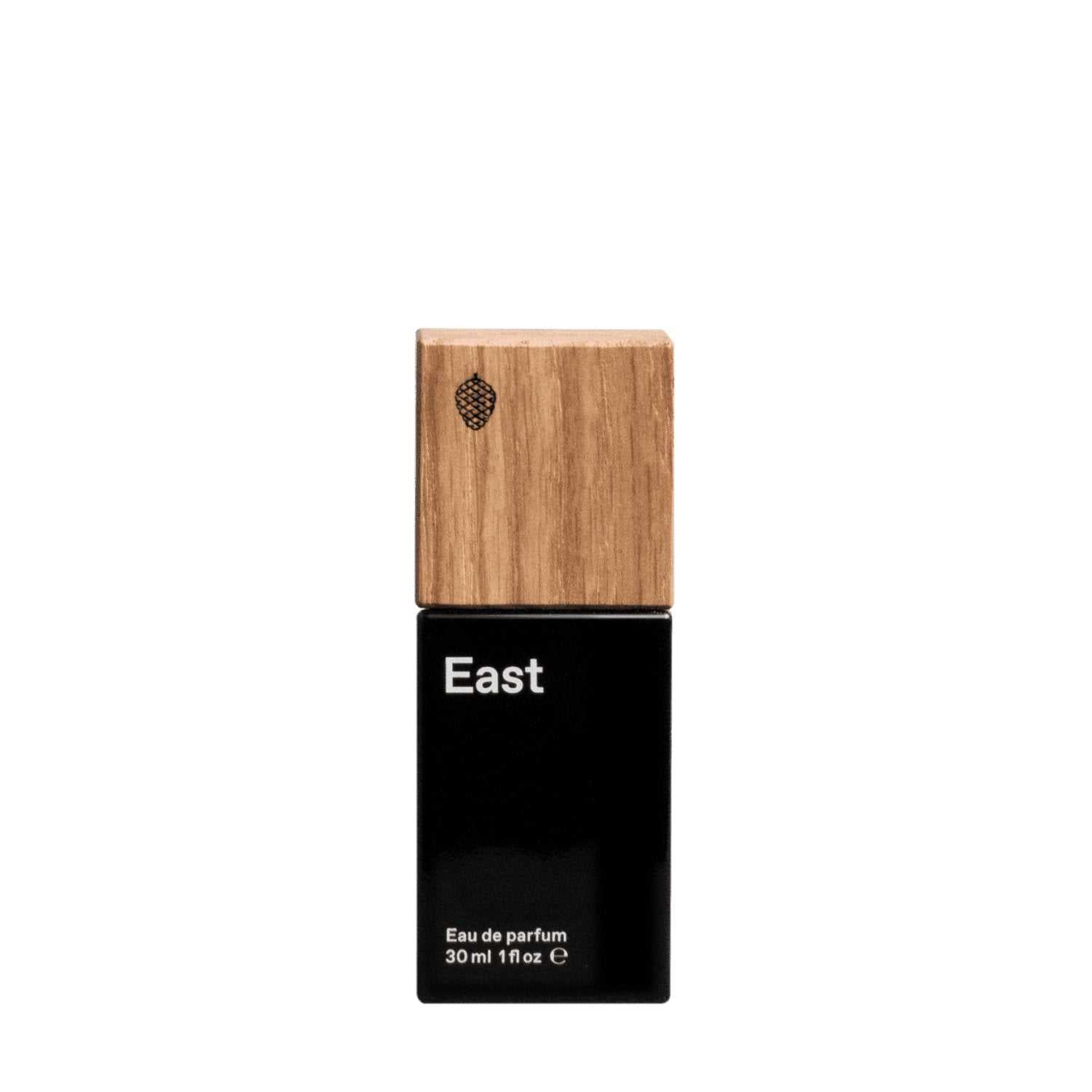 Eau de Parfum East von Favorit & Co mit schwarzem Flakon und Holzdeckel, orientalischer Duftkomposition mit Lavendel, Iris und Patchouli.