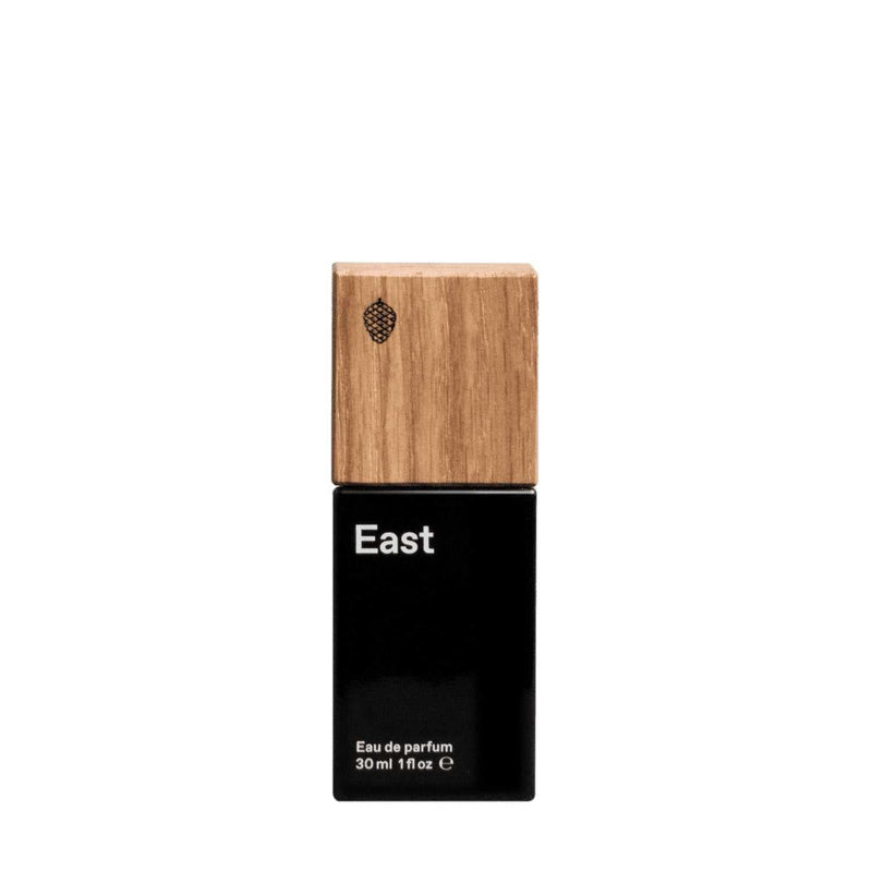 Eau de Parfum East von Favorit & Co mit schwarzem Flakon und Holzdeckel, orientalischer Duftkomposition mit Lavendel, Iris und Patchouli.