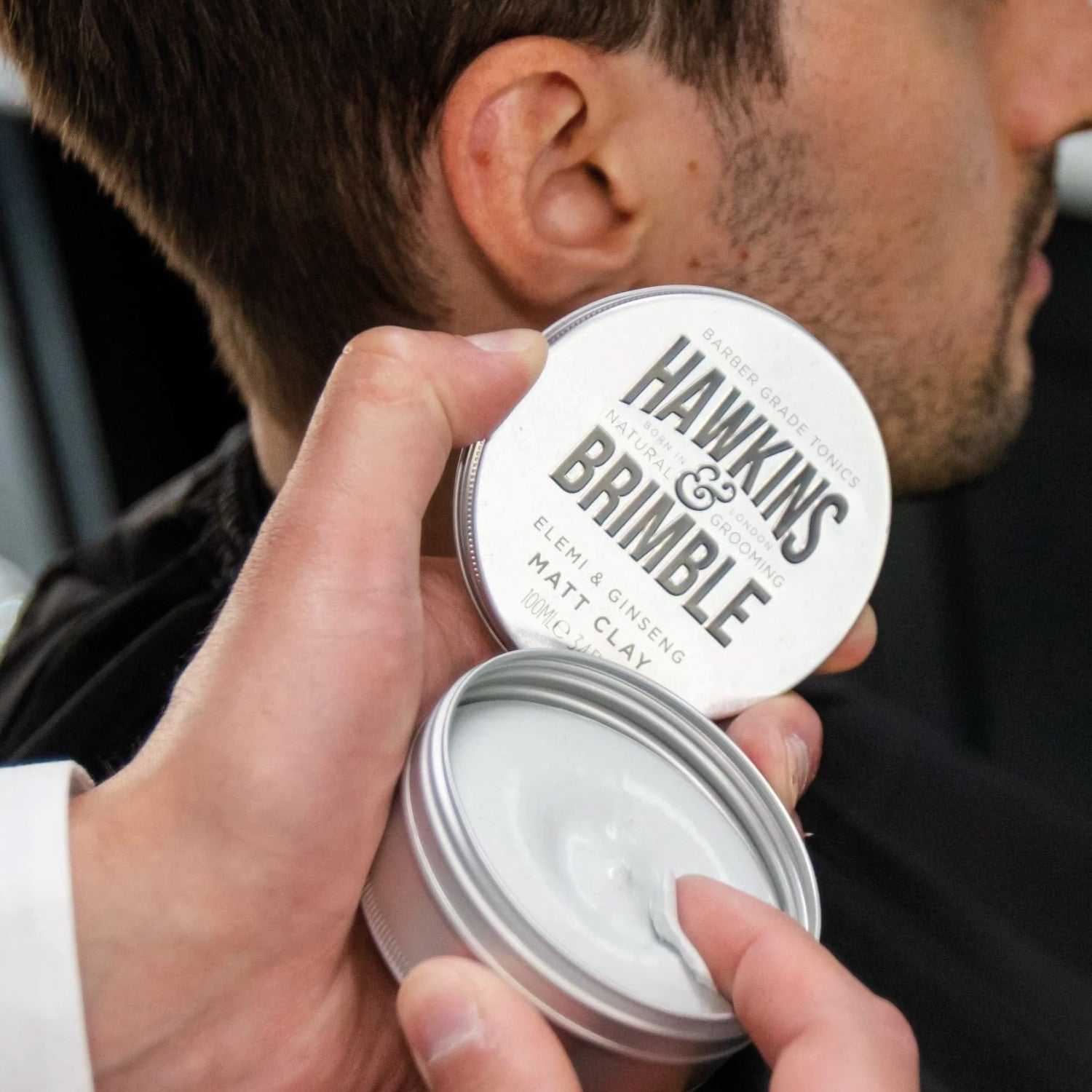Haarpomade Matt Clay - Hawkins & Brimble in Dose, matte Struktur für flexibles Styling und natürlichen Look, pflegt mit Tsubaki- und Kokosöl.