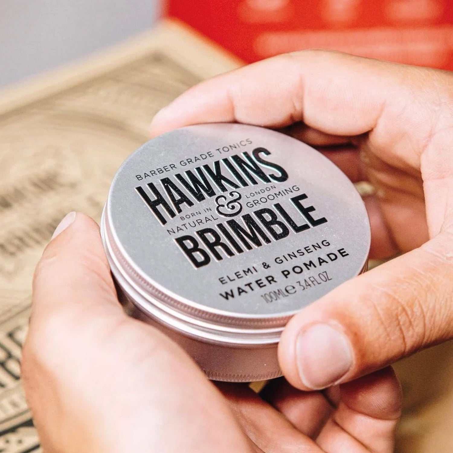 Haarpomade wasserbasiert von Hawkins & Brimble in Dose, leichter Halt und pflegende Wirkung für stylisches Herrenhaar