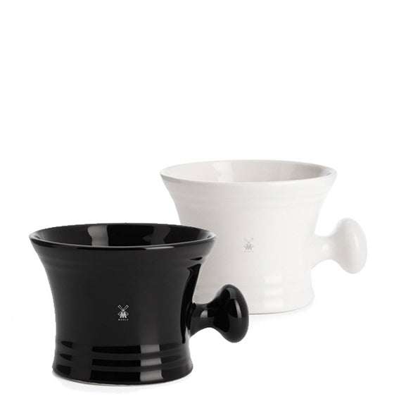 Zwei formschöne Rasiertiegel aus Porzellan mit Knauf, schwarz und weiß, handlackiert und zweifach gebrannt für Nassrasur und Rasierseifen.