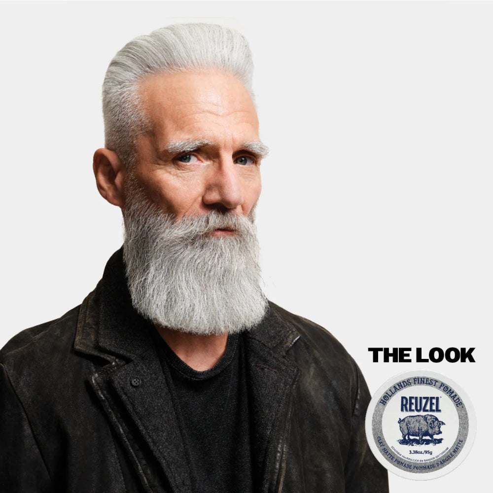 männliches modell mit grauem haar und bart, gestylt mit Reuzel Haarpomade Clay matte Pomade, natürlicher matter look, mittlerer halt