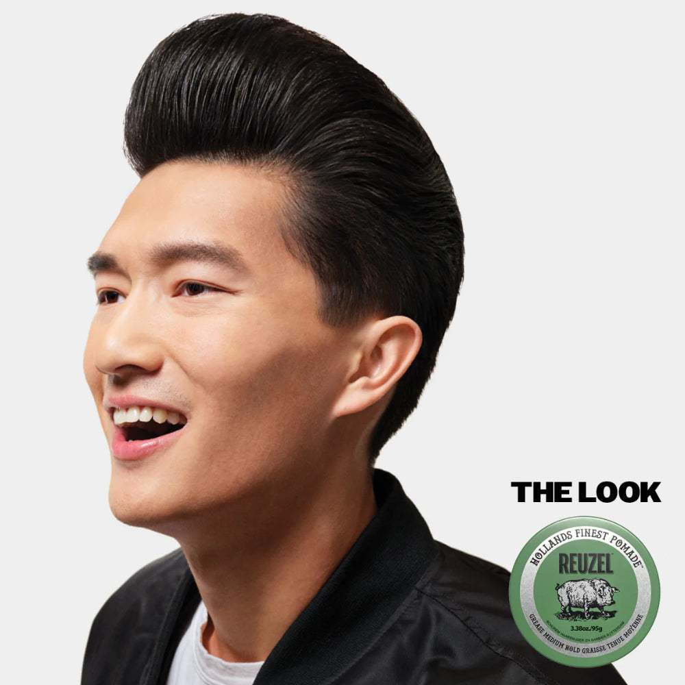 Mann mit stylischer Frisur, gestaltet mit Reuzel Haarpomade Green Grease, mittelfester Halt und frischem Apfelduft, grünes Pomadenglas sichtbar