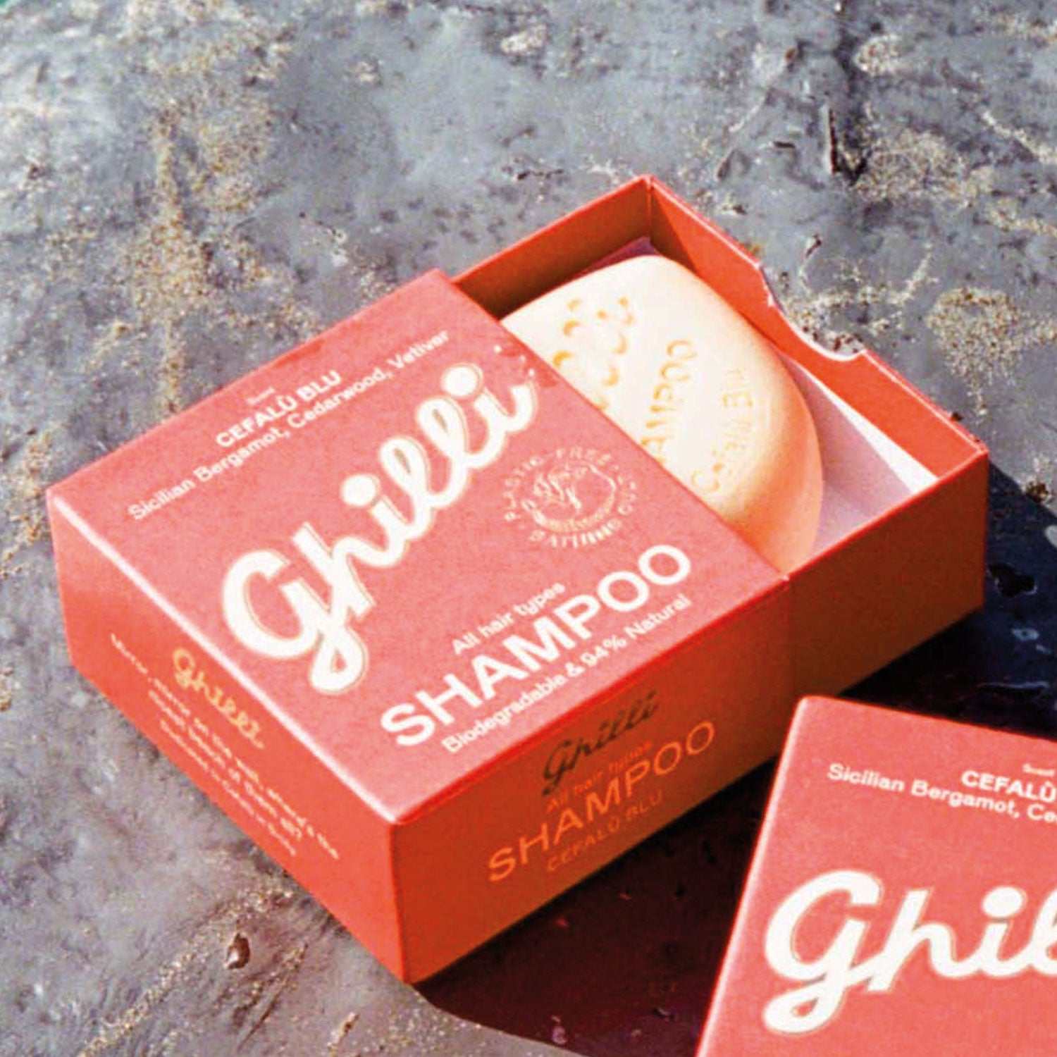 Shampoo Bar Cefalù Blu von Ghilli in roter Verpackung auf grauem Untergrund, seifenfreies mediterran duftendes Haarshampoo ohne Plastikflasche