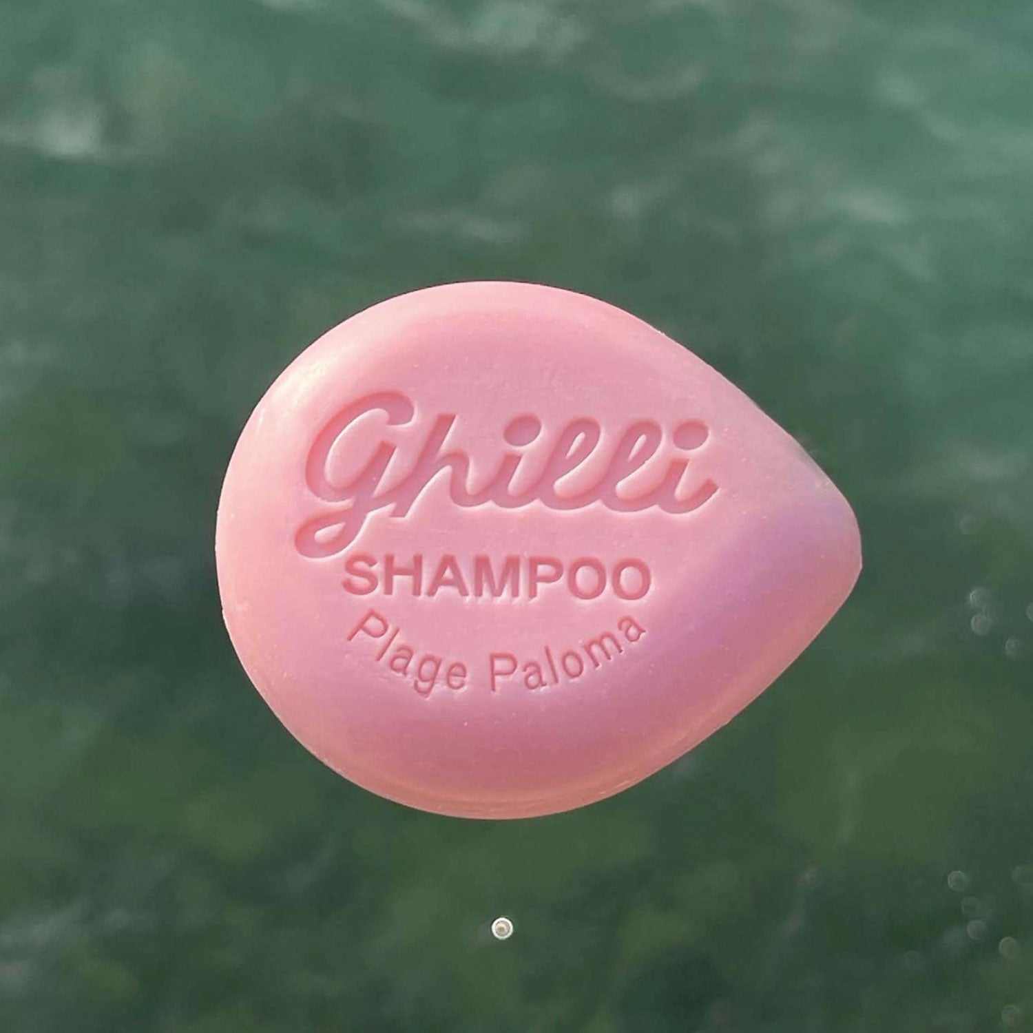 Rosa runder Shampoo Bar Plage Paloma von Ghilli mit eingraviertem Schriftzug für voluminöses Haar und französischen Rosenduft.