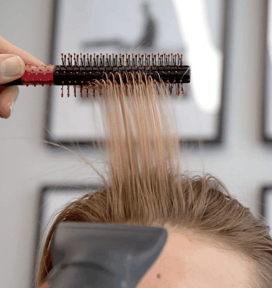 Rundbürste - Uppercut Deluxe beim Styling von Haar für Volumen und Halt mit Föhn