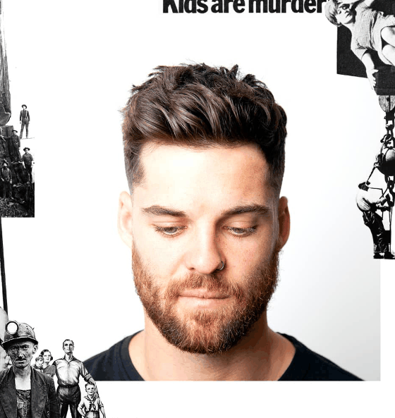 Mann mit stylischem Haar, gestaltet mit Haarpomade Clay - Uppercut Deluxe für mattes Finish und langer Haltbarkeit