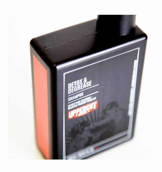 Shampoo Detox & Degrease Uppercut Deluxe Flasche mit schwarzem Design und rotem Akzent für tiefenreinigendes Haarpflegeprodukt