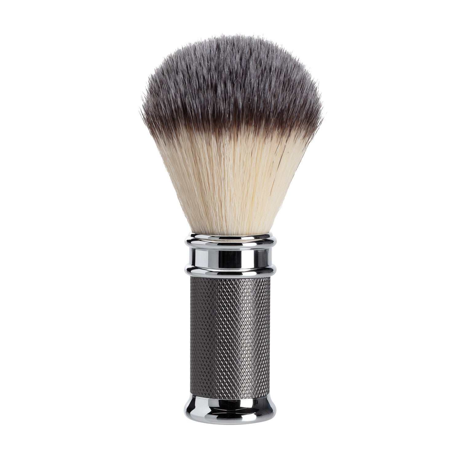 Rasierpinsel mit ziseliertem anthrazitfarbenem Chromgriff und synthetischem Pinselhaar von Mootes