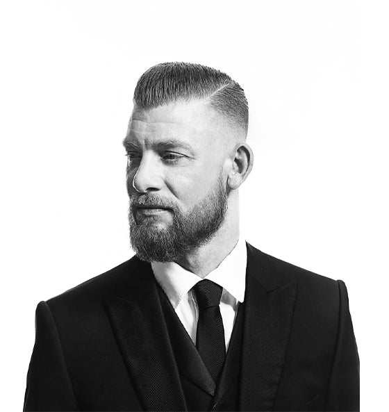 stilvoller Mann mit gepflegtem Bart, Ergebnis durch Anwendung von Beard Foam - Reuzel für weiche, gepflegte Barthaare und juckreizfreie Haut