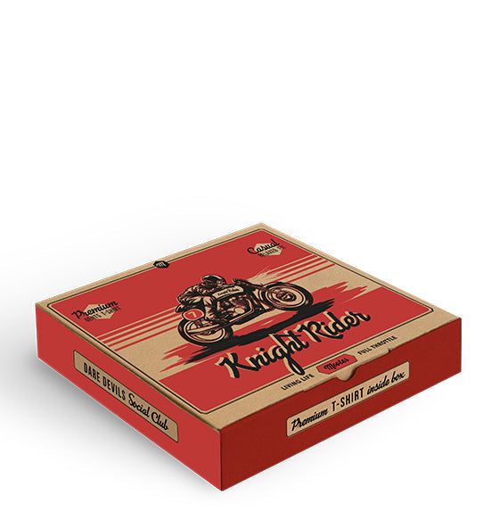 Verpackung des Mootes T-Shirts Knight Rider mit Motorrad-Racing-Design in Rot und Schwarz auf Off-White Baumwollshirt