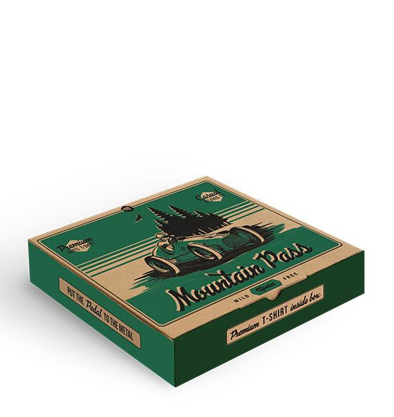 Premium T-Shirt Mountain Pass von Mootes aus hochwertiger Baumwolle mit grün-schwarzem Rennsport-Design und verstärktem Kragen in Off-White