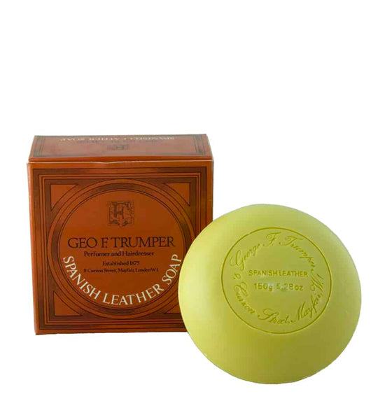 Duschseife Spanish Leather von Geo. F. Trumper mit hochwertiger, dreifach gemahlener Formel und würzig-berauschendem Duft.