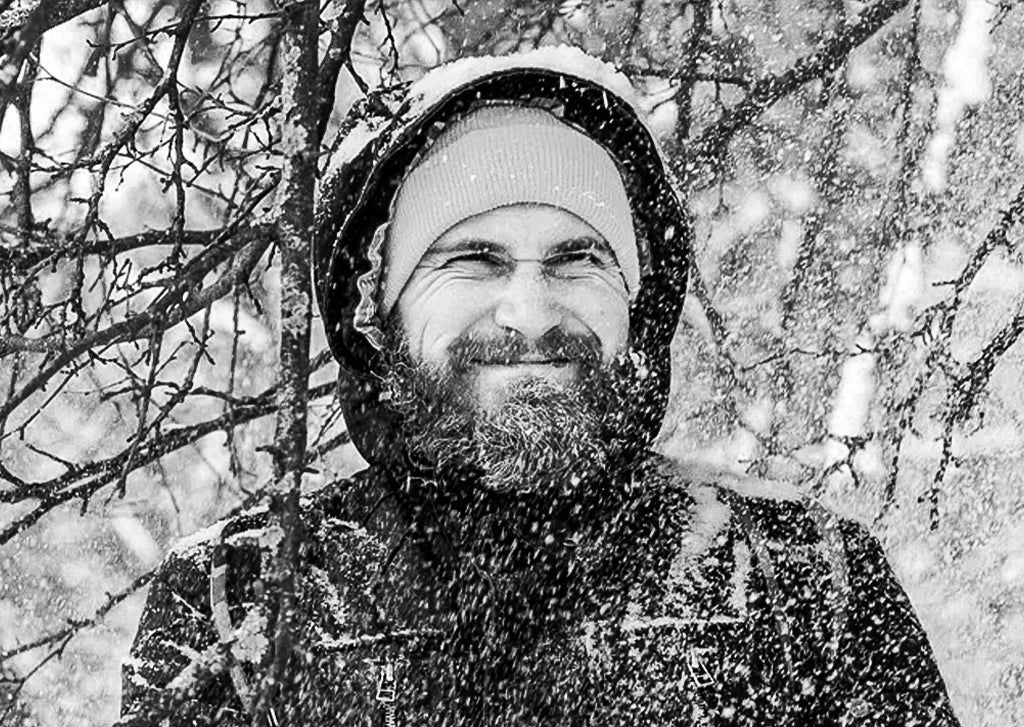 Bild mit einem bärtigen Mann im Schnee - Bild zum Blogartikel Bartpflege im Winter