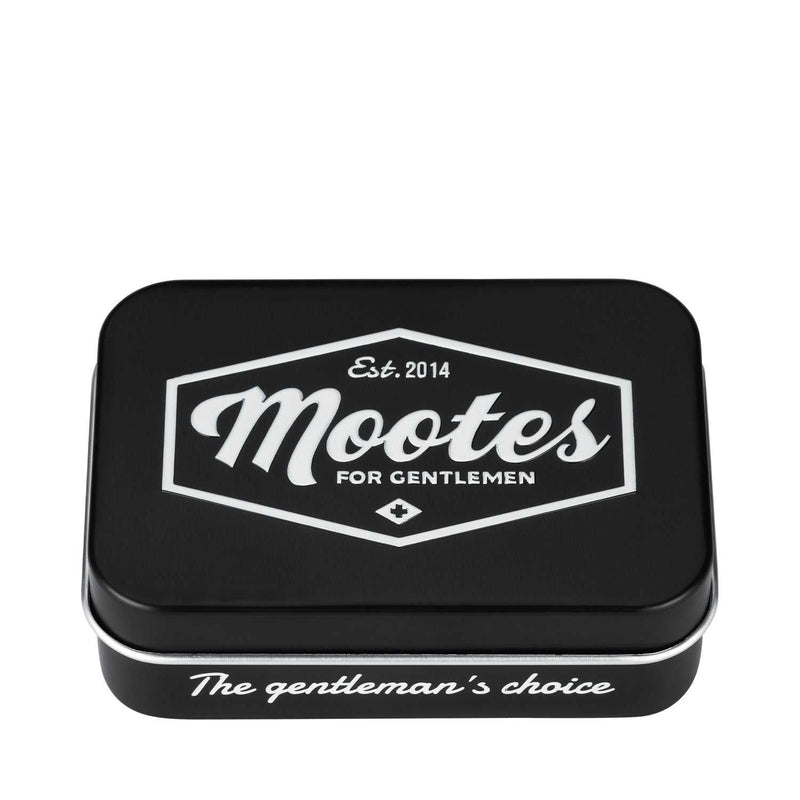 Schwarze Aluminiums-Seifendose Mootes mit Abtropfeinsatz und weißem Logo für festen Seifenblock, stilvoll und langlebig.