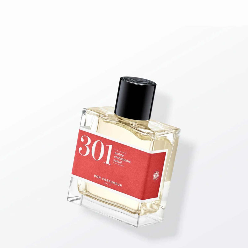 Eau de Parfum 301 von Bon Parfumeur mit würzigen Kopfnoten aus Kreuzkümmel und Kardamom, holzig-cremigem Sandelholz und warmem Amber.