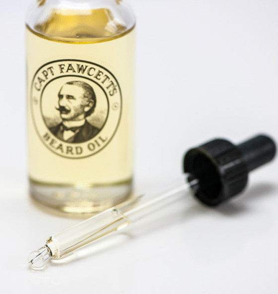 Flasche Bartöl Private Stock - Captain Fawcett mit Tropfer auf weißem Hintergrund, exklusives Pflegeöl für Bart und Haut