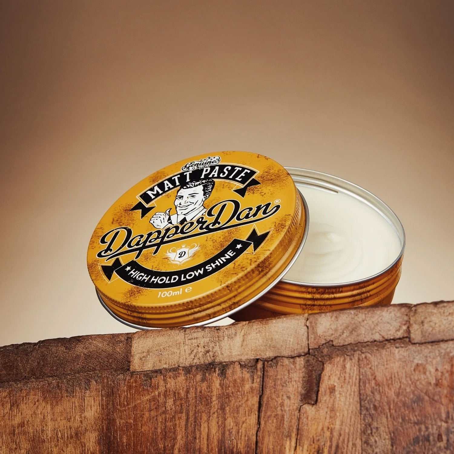 Offene Dose Pomade Matt Paste - Dapper Dan mit starker flexibler Haltbarkeit auf Holzoberfläche