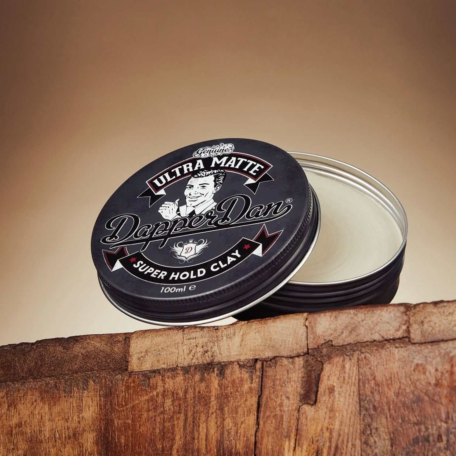 Pomade Ultra Matte Clay - Dapper Dan Dose mit offenem Deckel auf Holz mit langlebigem Halt und mattem Finish