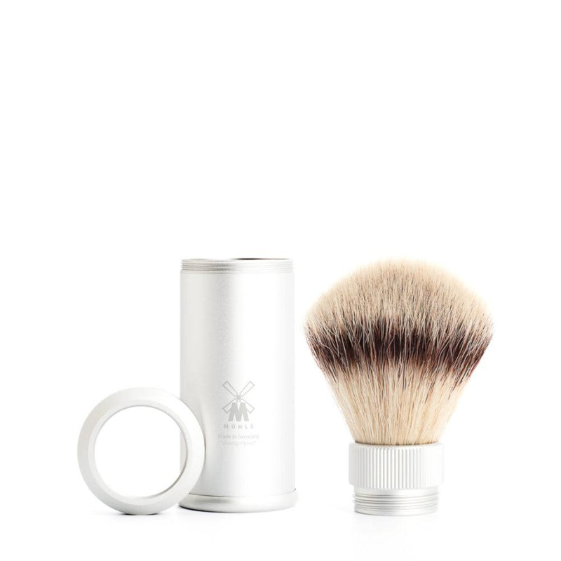 Reiserasierpinsel aus eloxiertem Aluminium mit veganem Silvertip Fibre®-Besatz für cremigen Schaum und schnelles Trocknen.