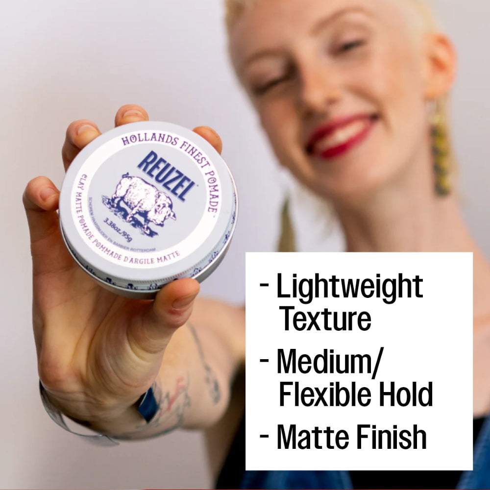 Frau hält Reuzel Haarpomade Clay matte Pomade mit mittlerem Halt und mattem Finish für flexibles Styling