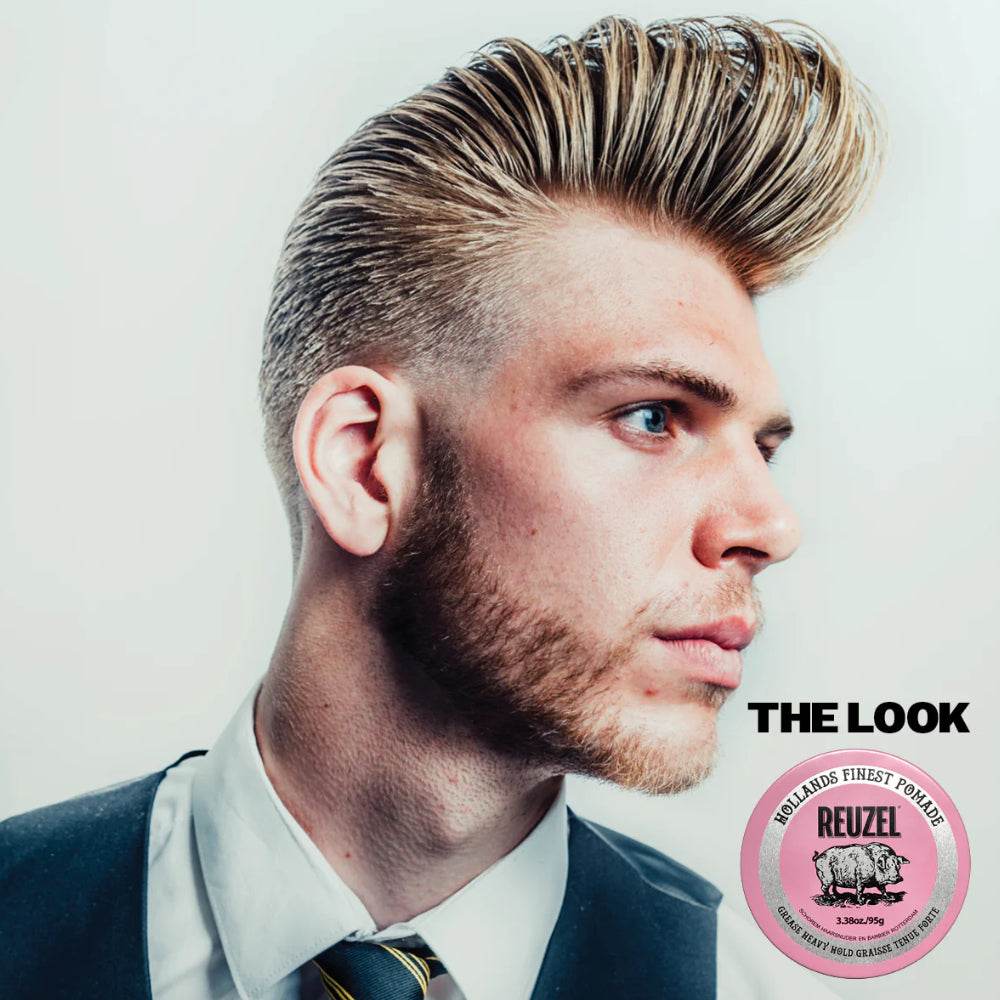 Mann mit Pompadour-Frisur gestylt mit Reuzel Haarpomade Pink Grease für starken Halt und leicht glänzendes Finish