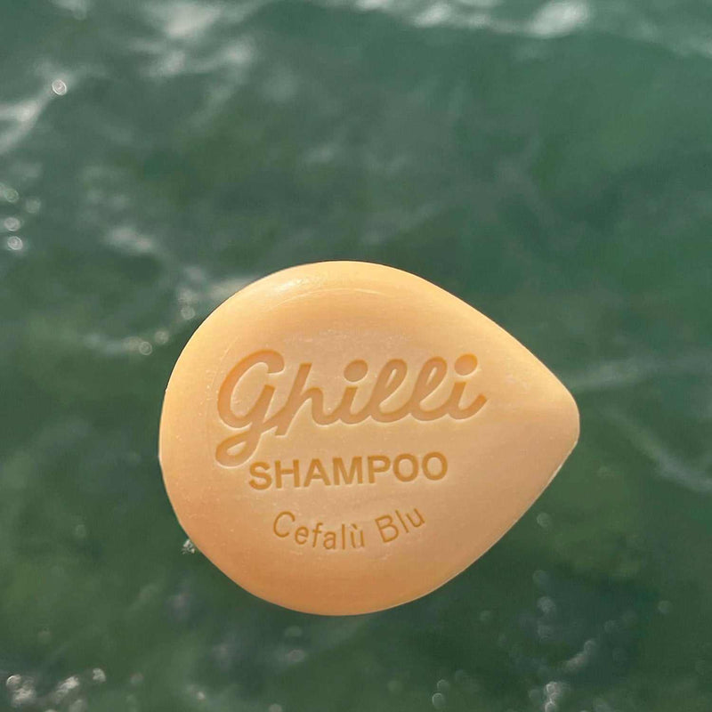 Shampoo Bar Cefalù Blu von Ghilli vor Meereskulisse, plastikfrei und revitalisierend für seidiges Haar.